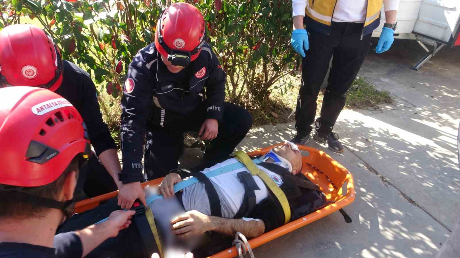 İncir ağacı hayatını kurtardı:  Falezlerde 20 metre yükseklikten düşen adam yaralandı
