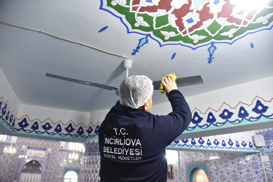 İncirliova Acarlar Camii’nde temizlik çalışması yapıldı
