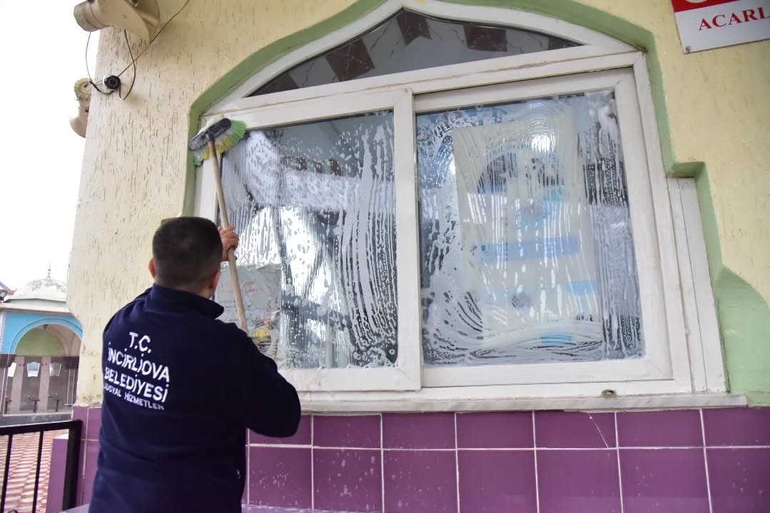 İncirliova Acarlar Camii’nde temizlik çalışması yapıldı
