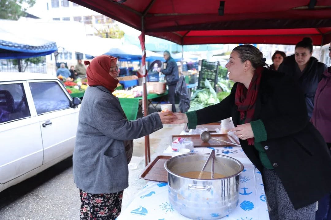 İncirliova Belediyesi’nden pazarda sıcak çorba ikramı
