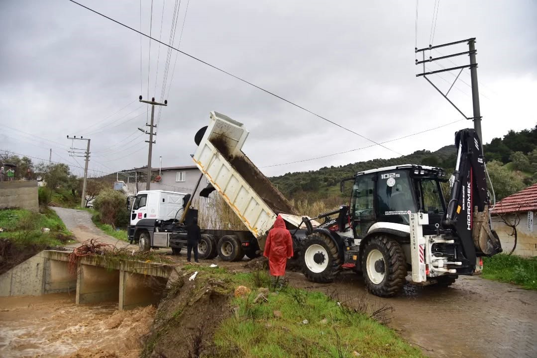 İncirliova Belediyesi’nden yağışa hızlı müdahale
