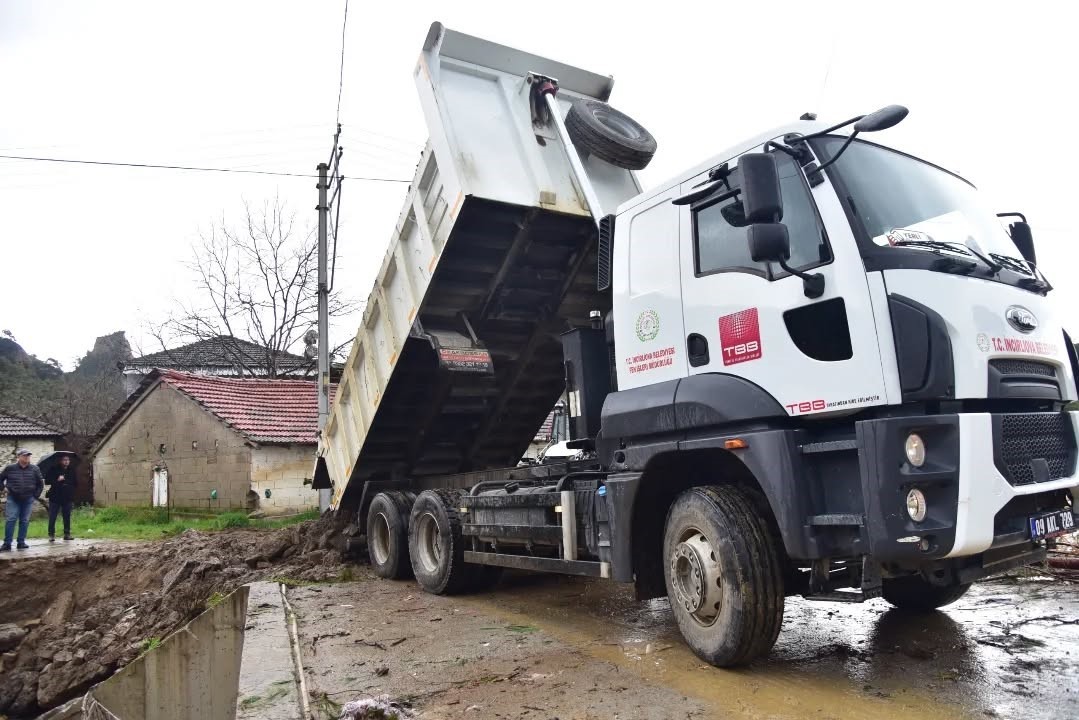 İncirliova Belediyesi’nden yağışa hızlı müdahale
