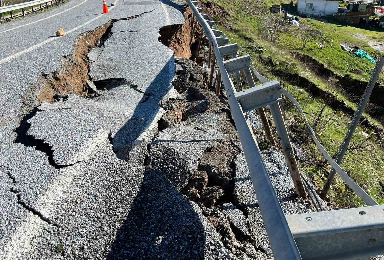 İncirliova-Tire karayolunda trafik tek şeride düştü
