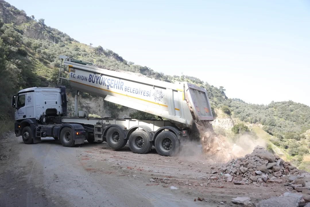 İncirliova’da çökme yaşanan yolda çalışmalar sürüyor
