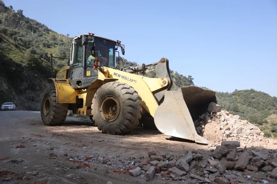 İncirliova’da çökme yaşanan yolda çalışmalar sürüyor
