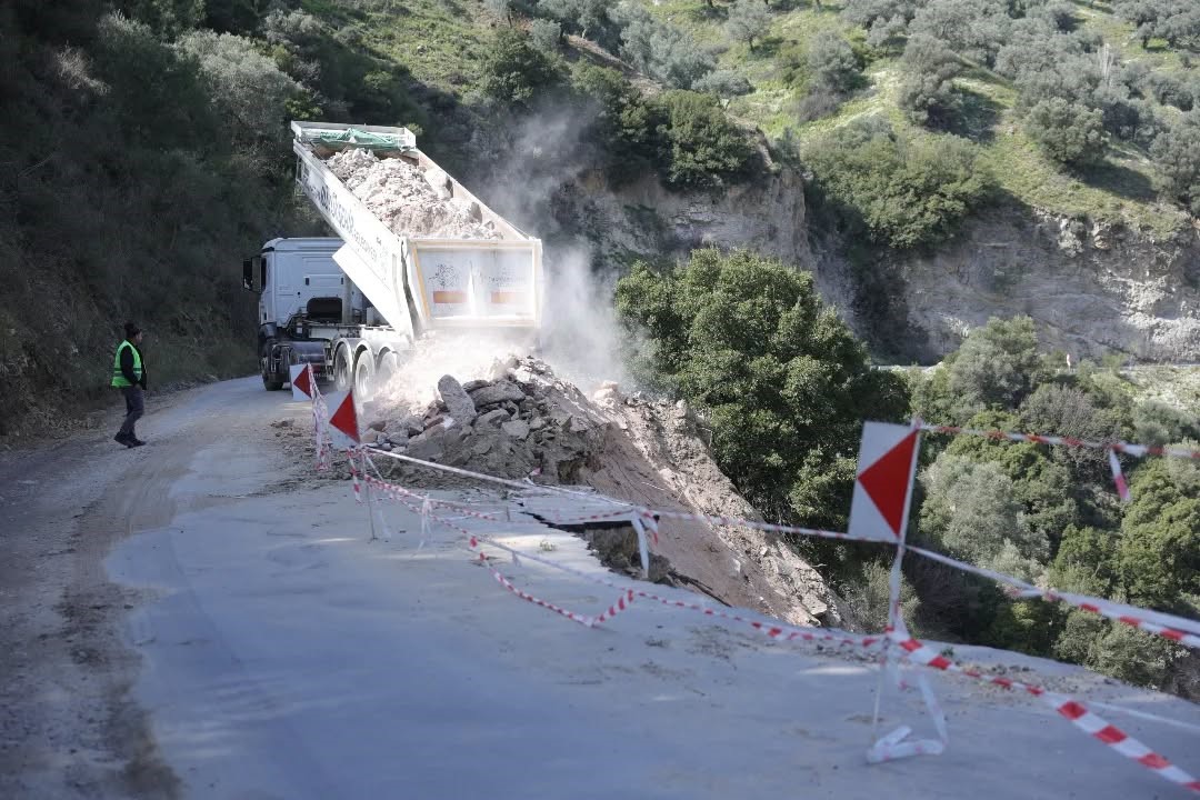 İncirliova’da çökme yaşanan yolda çalışmalar sürüyor
