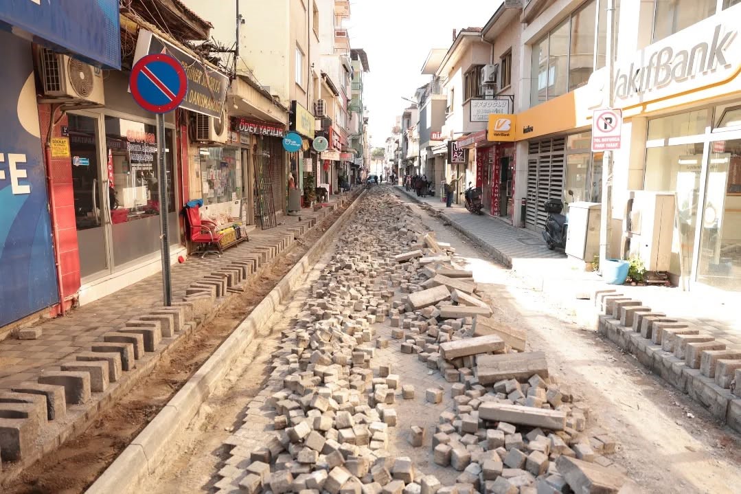 İncirliova’da Fevzi Paşa Caddesi yenileniyor
