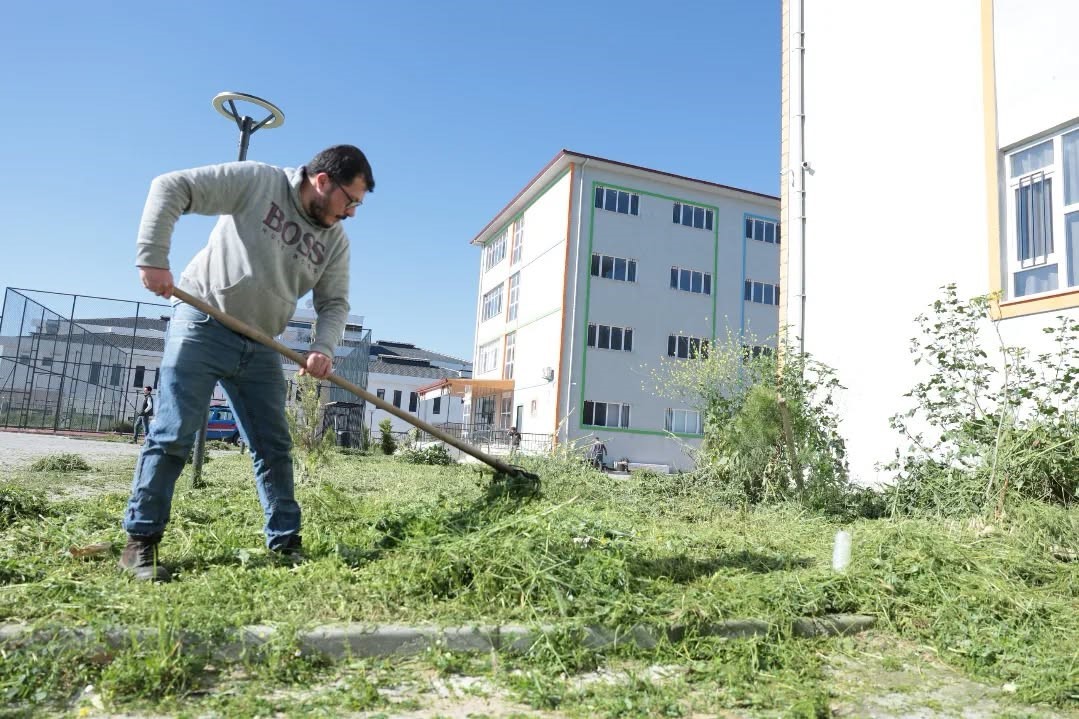 İncirliova’da okul bahçeleri temizlendi
