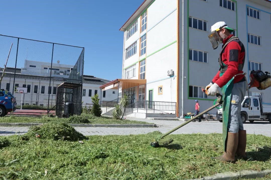 İncirliova’da okul bahçeleri temizlendi
