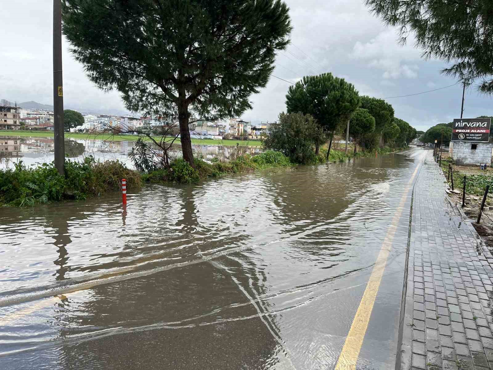 İncirliova’da sağanak yağış hayatı olumsuz etkiledi
