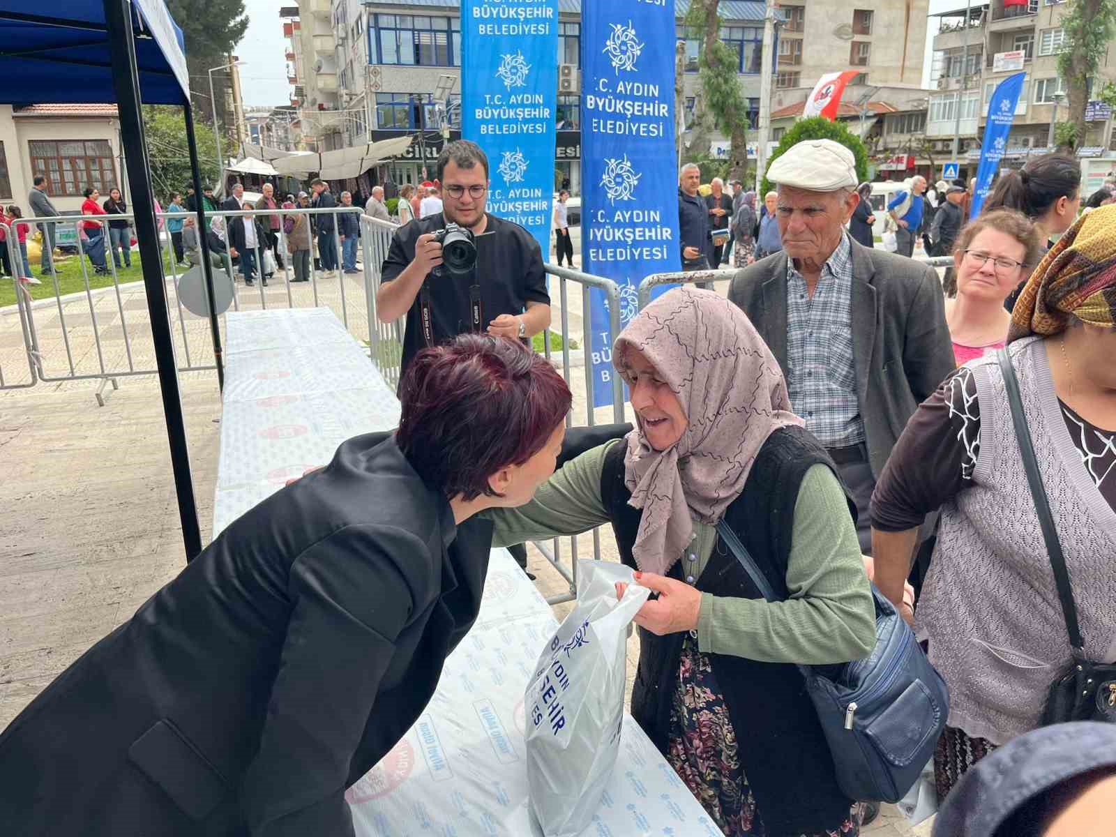 İncirliova’da vatandaşlara ücretsiz fide dağıtıldı
