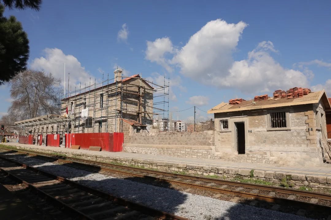 İncirliova’daki tarihi istasyon binası aslına uygun restorasyonla yenileniyor
