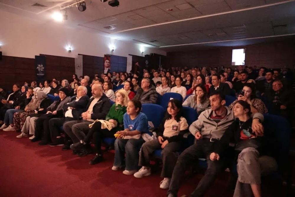 İncirliova’daki tiyatro oyununa vatandaşlardan yoğun ilgi
