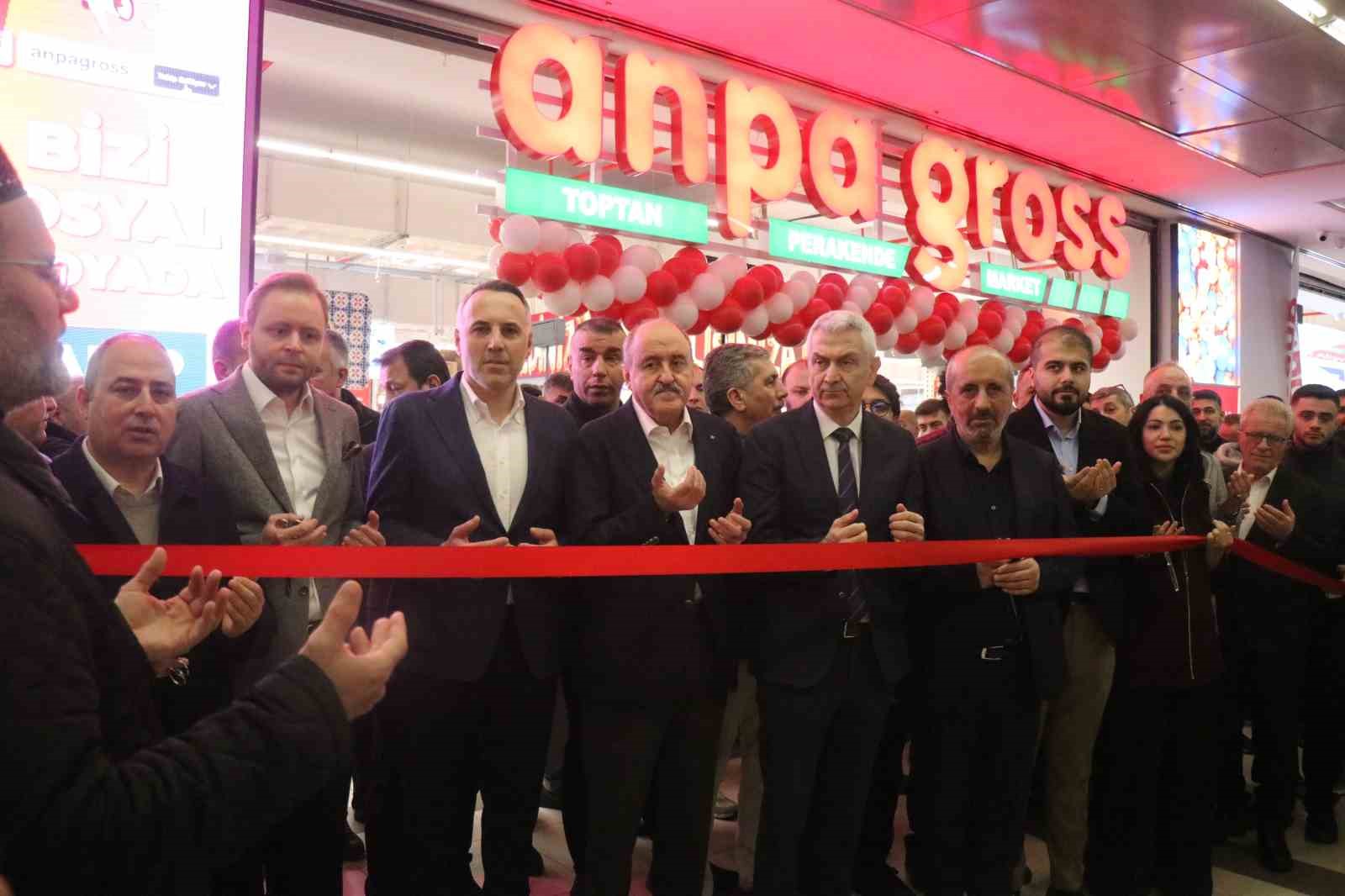 İndirim için geceden çadır kurup 8 saat yağmur altında beklediler
