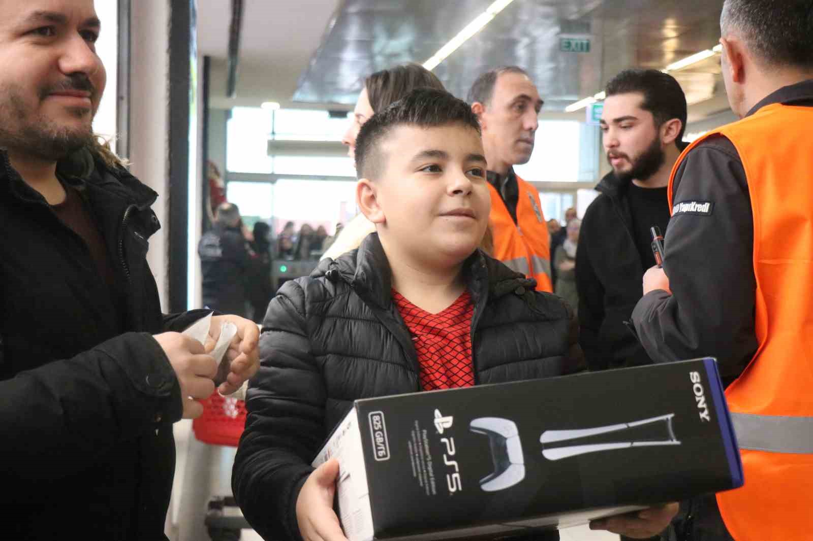 İndirim için geceden çadır kurup 8 saat yağmur altında beklediler
