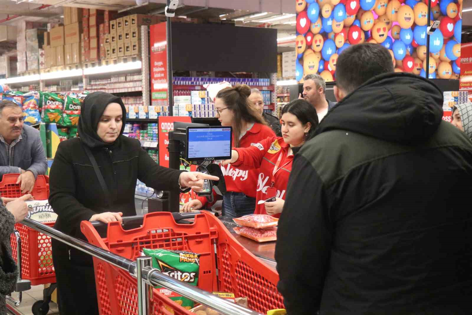 İndirim için geceden çadır kurup 8 saat yağmur altında beklediler
