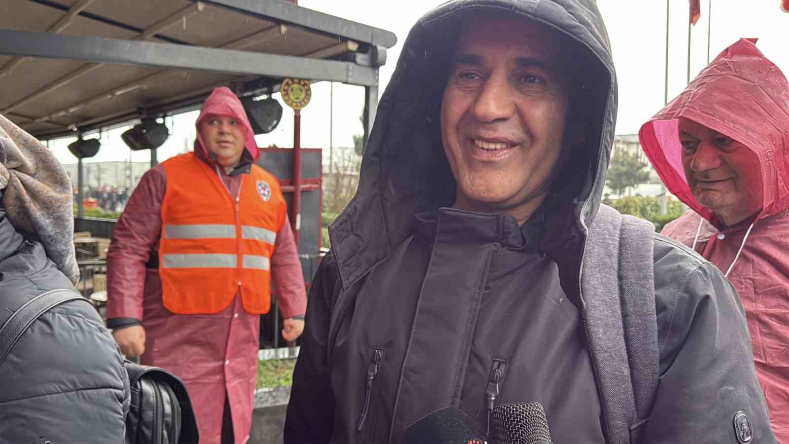 İndirim için geceden çadır kurup 8 saat yağmur altında beklediler
