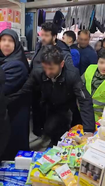 İndirimi duyan erkekler de koştu
