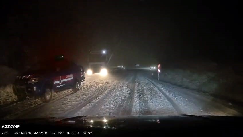 İnegöl karayolunda etkili olan kar yağışı sürücülere zor anlar yaşattı
