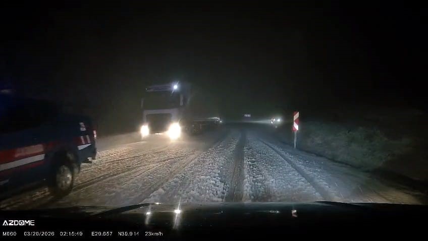 İnegöl karayolunda etkili olan kar yağışı sürücülere zor anlar yaşattı
