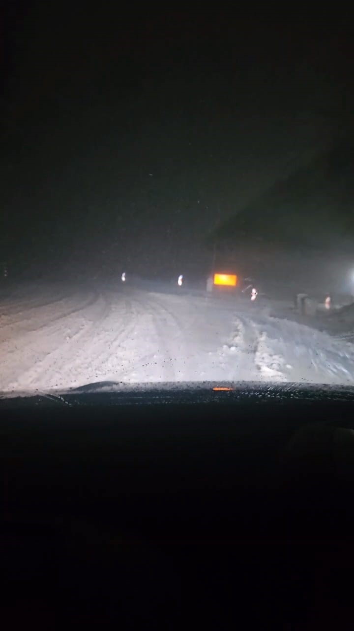 İnegöl karayolunda etkili olan kar yağışı sürücülere zor anlar yaşattı
