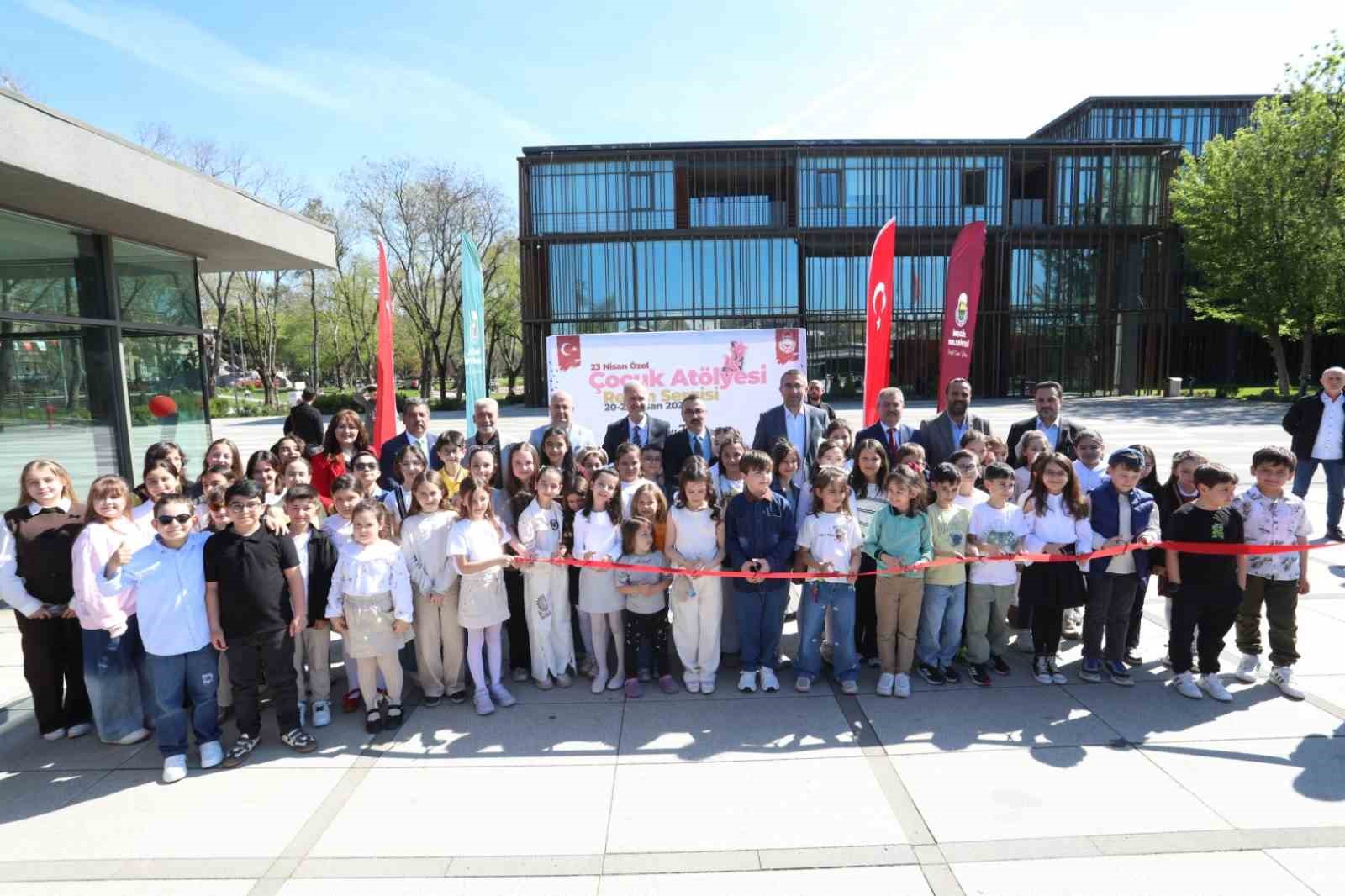 İnegöl’de 23 Nisan’a özel minik sanatçılar sergisi açıldı
