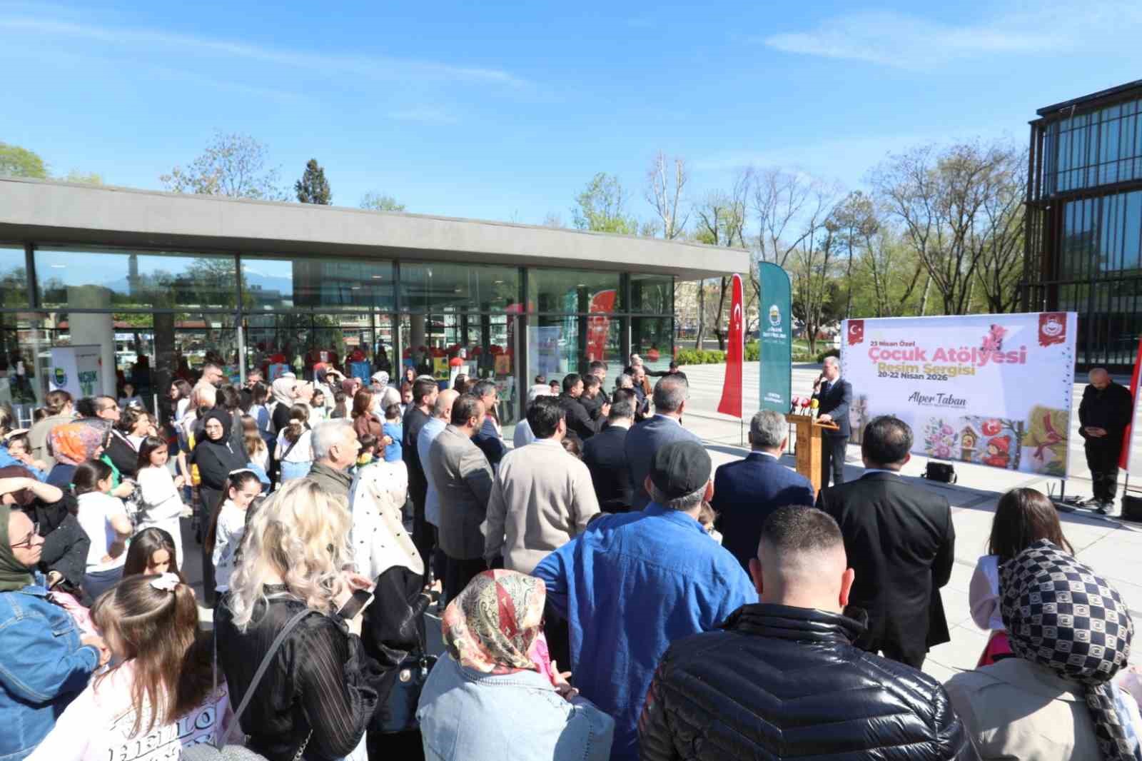 İnegöl’de 23 Nisan’a özel minik sanatçılar sergisi açıldı
