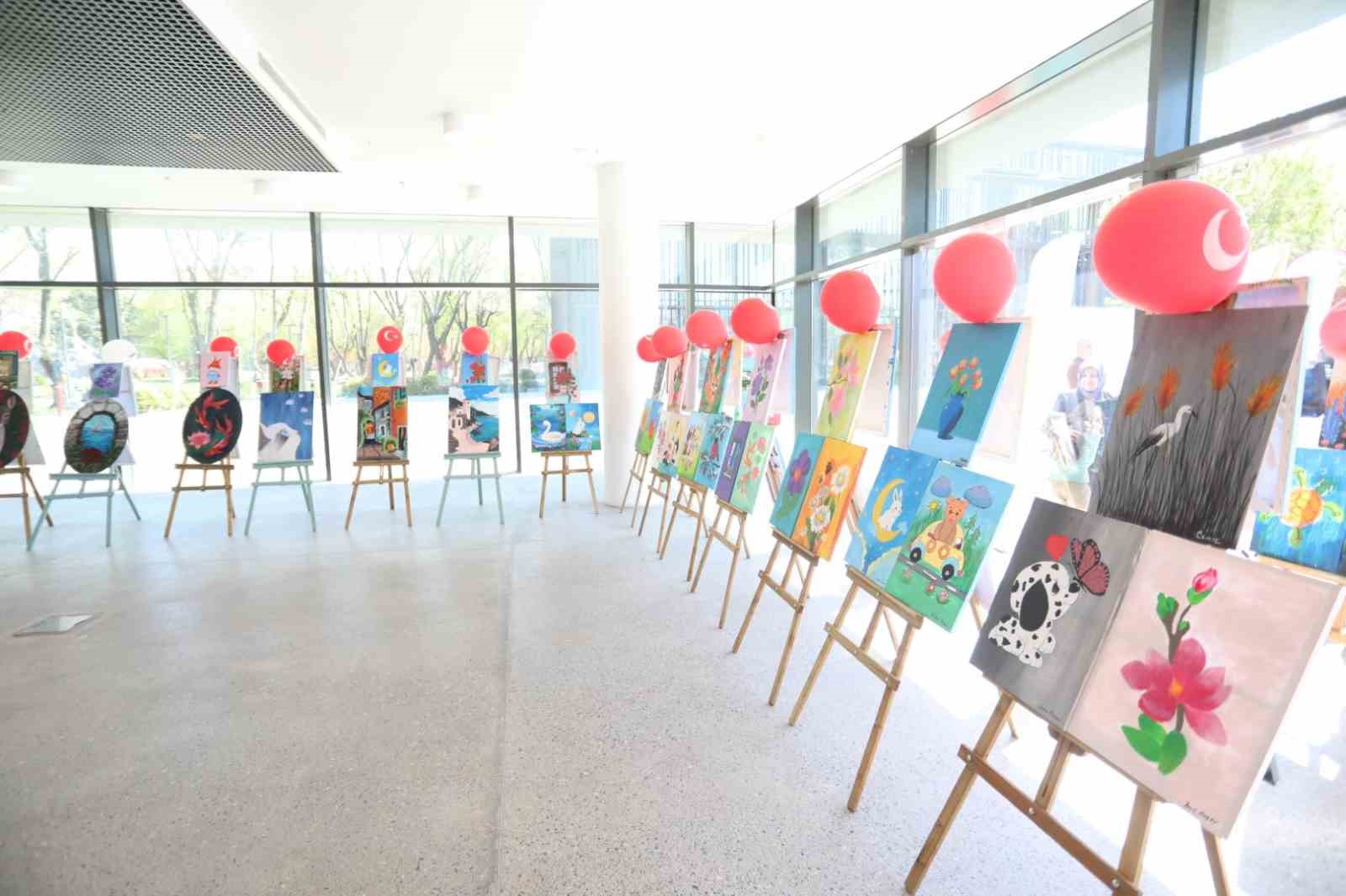 İnegöl’de 23 Nisan’a özel minik sanatçılar sergisi açıldı
