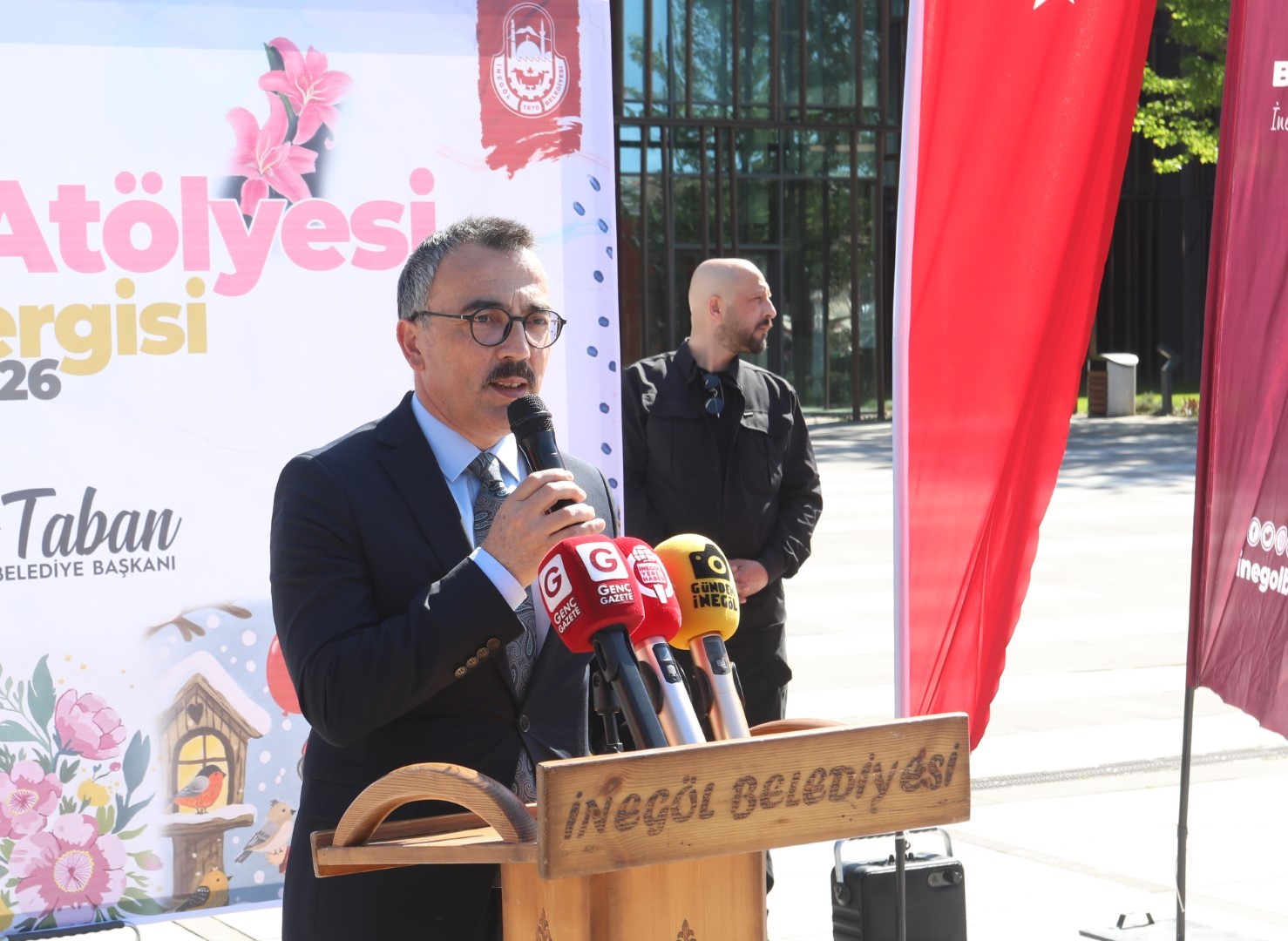 İnegöl’de 23 Nisan’a özel minik sanatçılar sergisi açıldı
