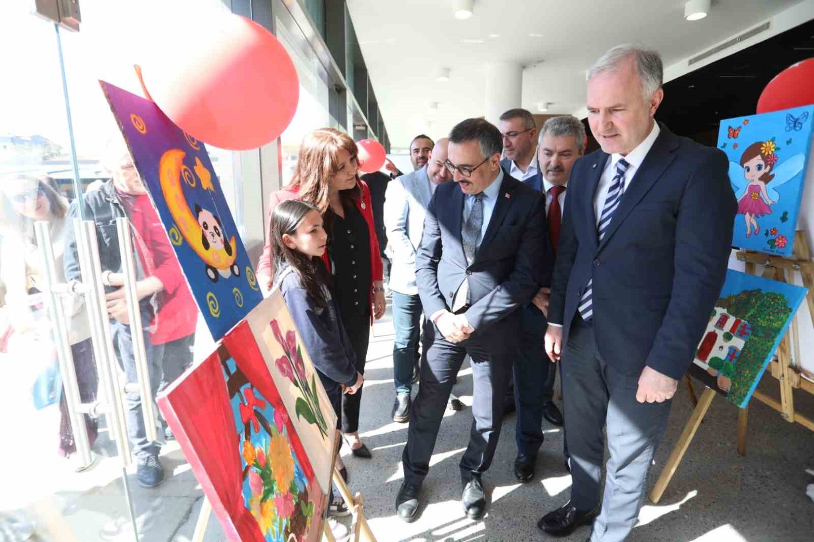 İnegöl’de 23 Nisan’a özel minik sanatçılar sergisi açıldı
