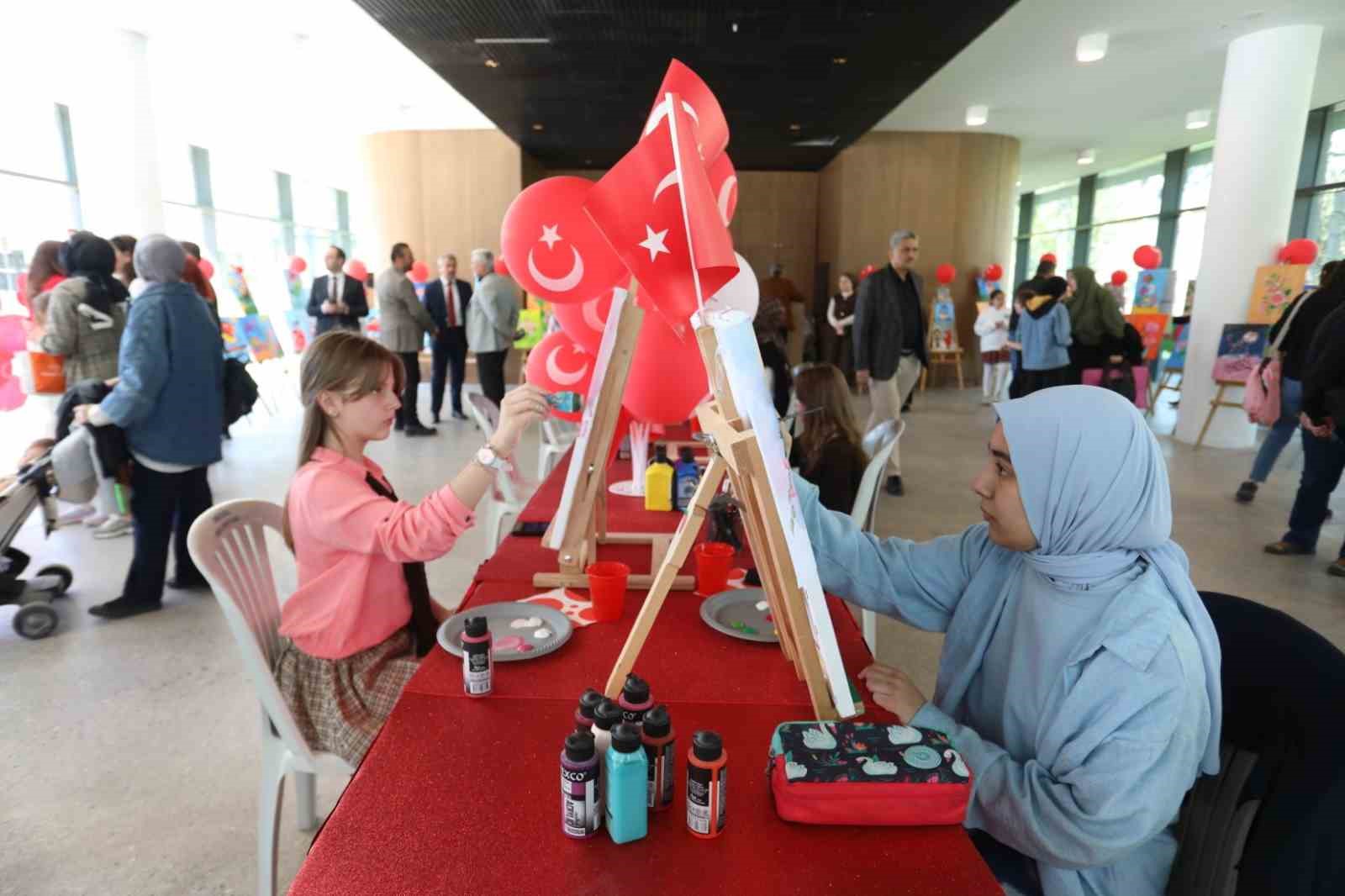 İnegöl’de 23 Nisan’a özel minik sanatçılar sergisi açıldı
