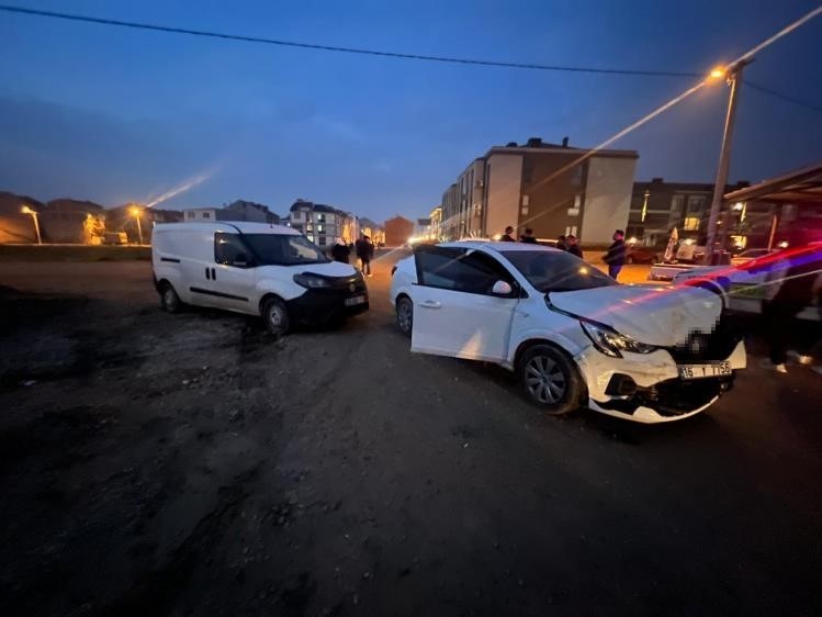 İnegöl’de araçlar çarpıştı: 2 yaralı
