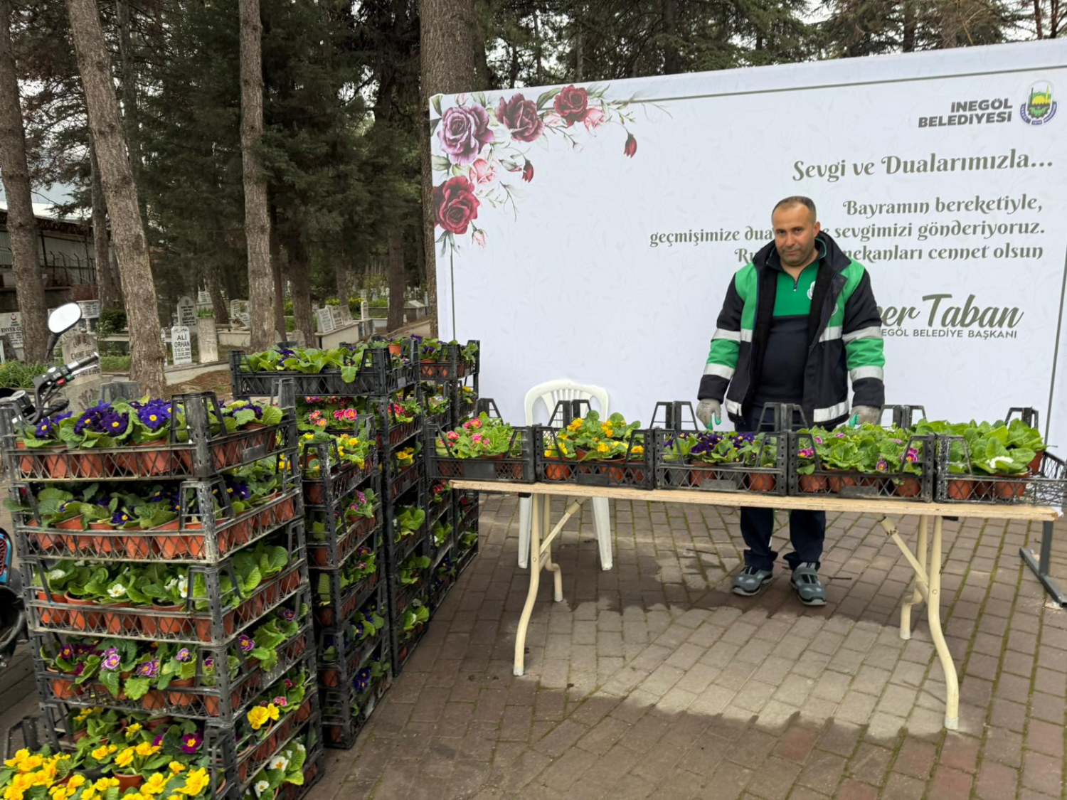 İnegöl’de bayram öncesi mezarlıklar çiçek bahçesine büründü
