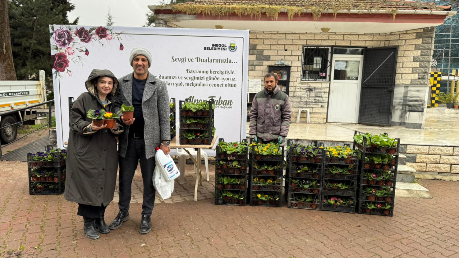 İnegöl’de bayram öncesi mezarlıklar çiçek bahçesine büründü

