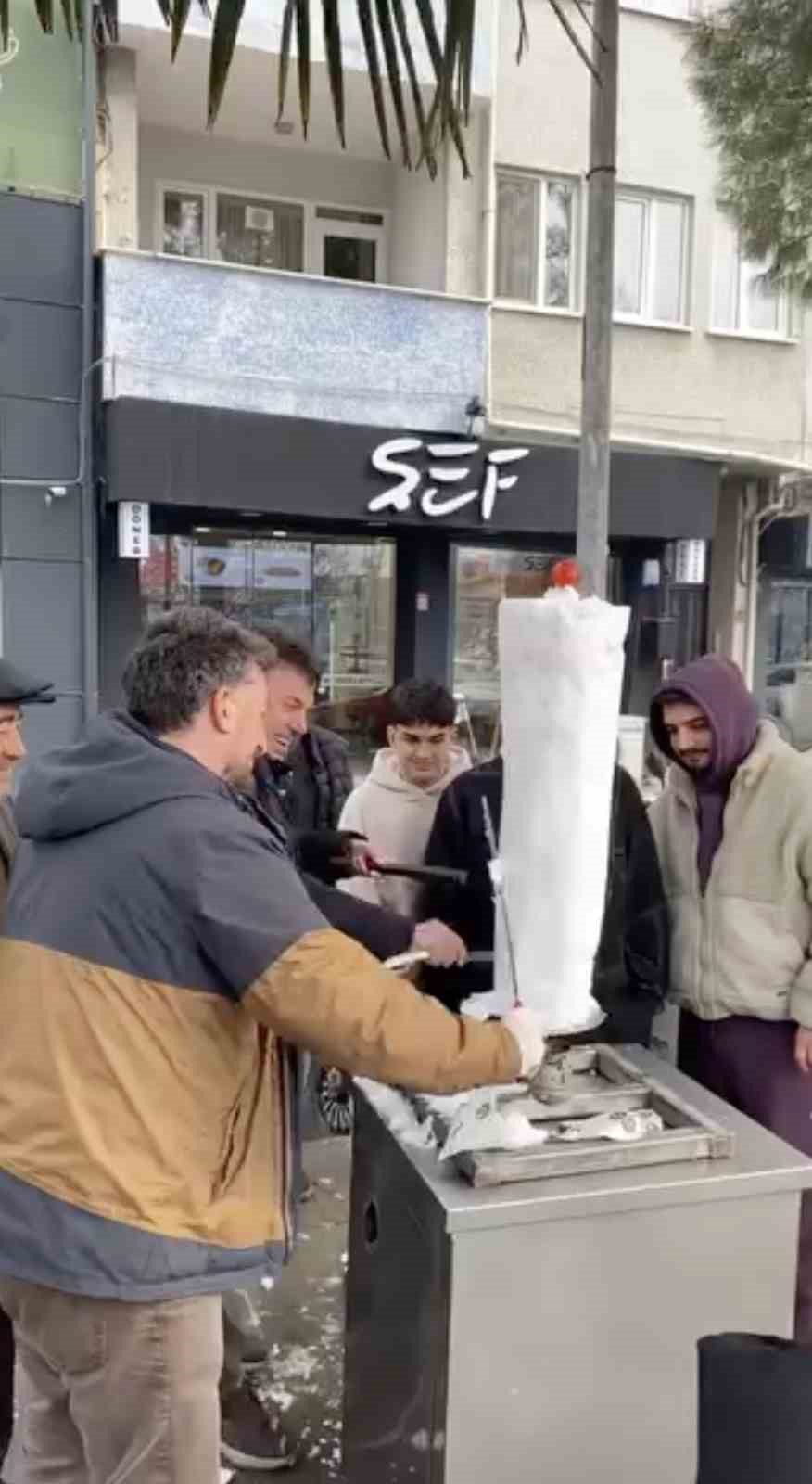 İnegöl’de döner ustasından "kardan döner" ikramı
