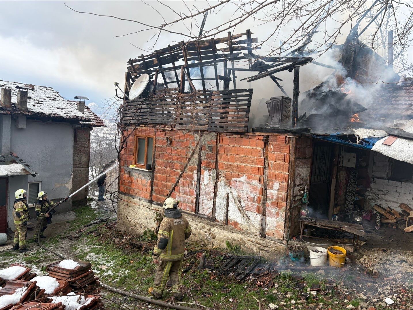 İnegöl’de korkutan yangın: tek katlı ev küle döndü
