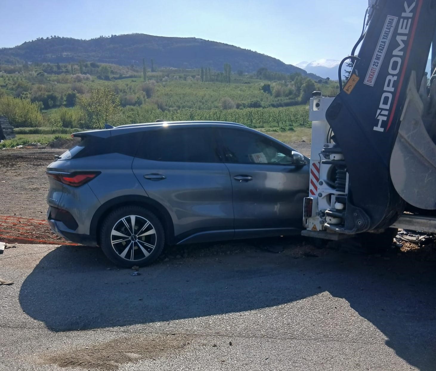 İnegöl’de otomobil iş makinasına çarptı: 1 yaralı
