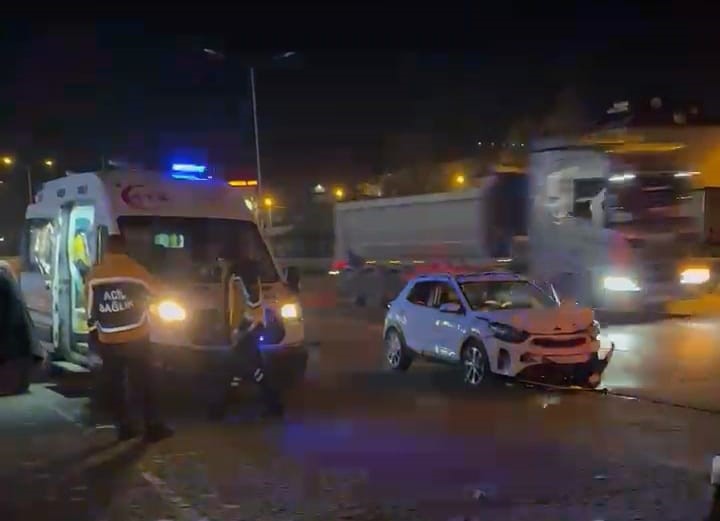 İnegöl’de otomobiller çarpıştı: 1’i çocuk 3 yaralı
