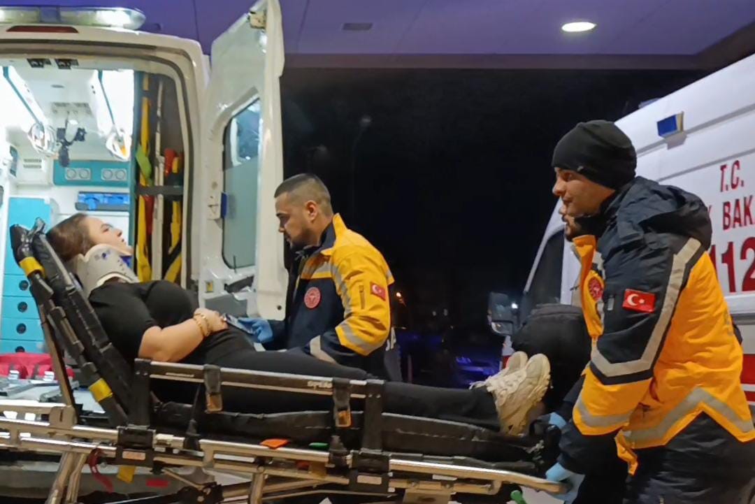 İnegöl’de otomobiller çarpıştı: 1’i çocuk 3 yaralı
