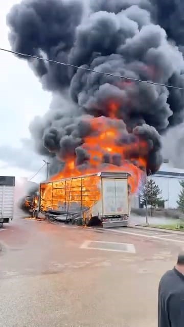 İnegöl’de park halindeki sünger ve mobilya yüklü tır dorseleri alev alev yandı
