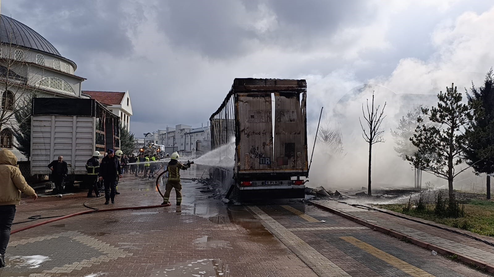 İnegöl’de park halindeki sünger ve mobilya yüklü tır dorseleri alev alev yandı
