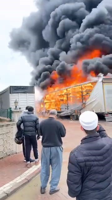 İnegöl’de park halindeki sünger ve mobilya yüklü tır dorseleri alev alev yandı
