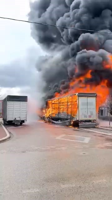 İnegöl’de park halindeki sünger ve mobilya yüklü tır dorseleri alev alev yandı
