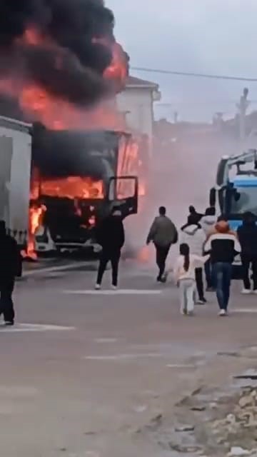 İnegöl’de park halindeki sünger ve mobilya yüklü tır dorseleri alev alev yandı
