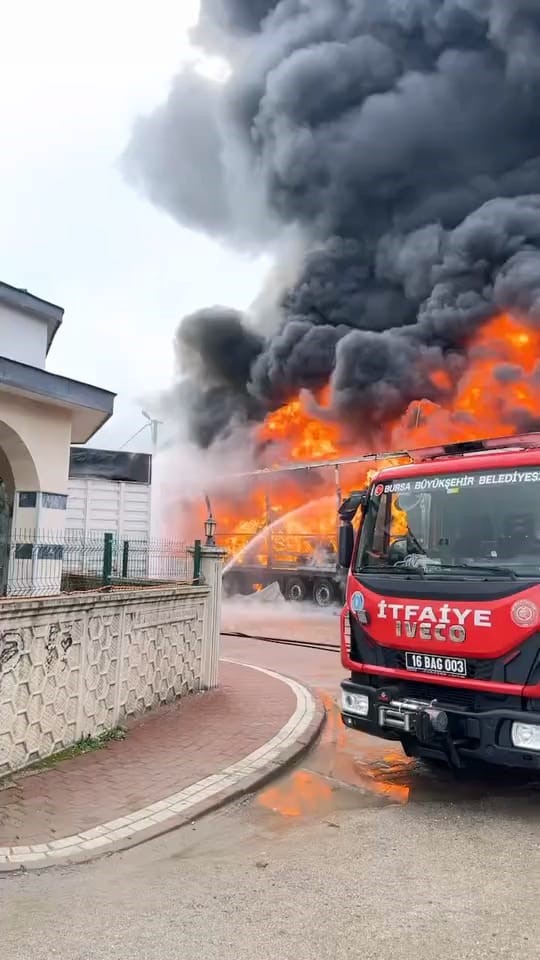 İnegöl’de park halindeki sünger ve mobilya yüklü tır dorseleri alev alev yandı
