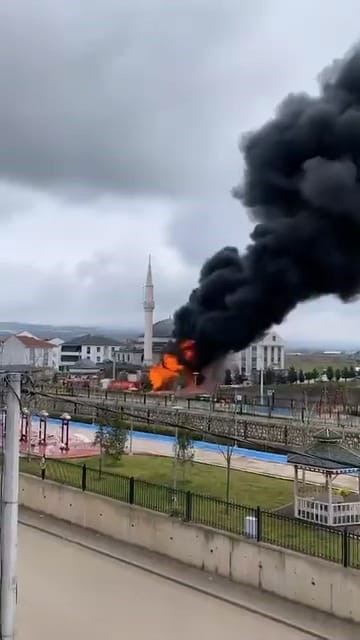 İnegöl’de park halindeki sünger ve mobilya yüklü tır dorseleri alev alev yandı
