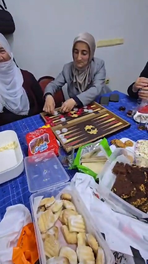 İnegöl’de roller değişti: Erkekler evde, kadınlar kahvede
