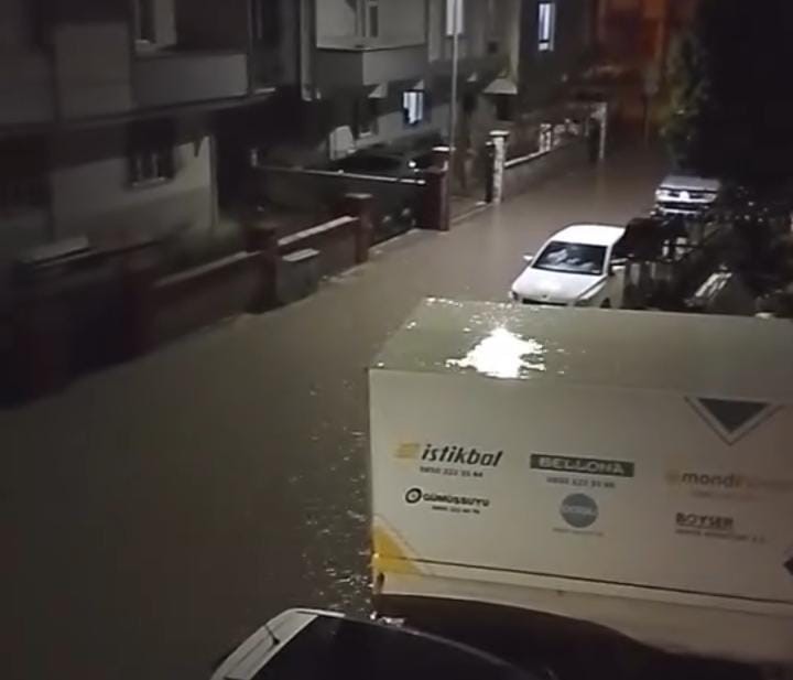 İnegöl’de sağanak hayatı felç etti
