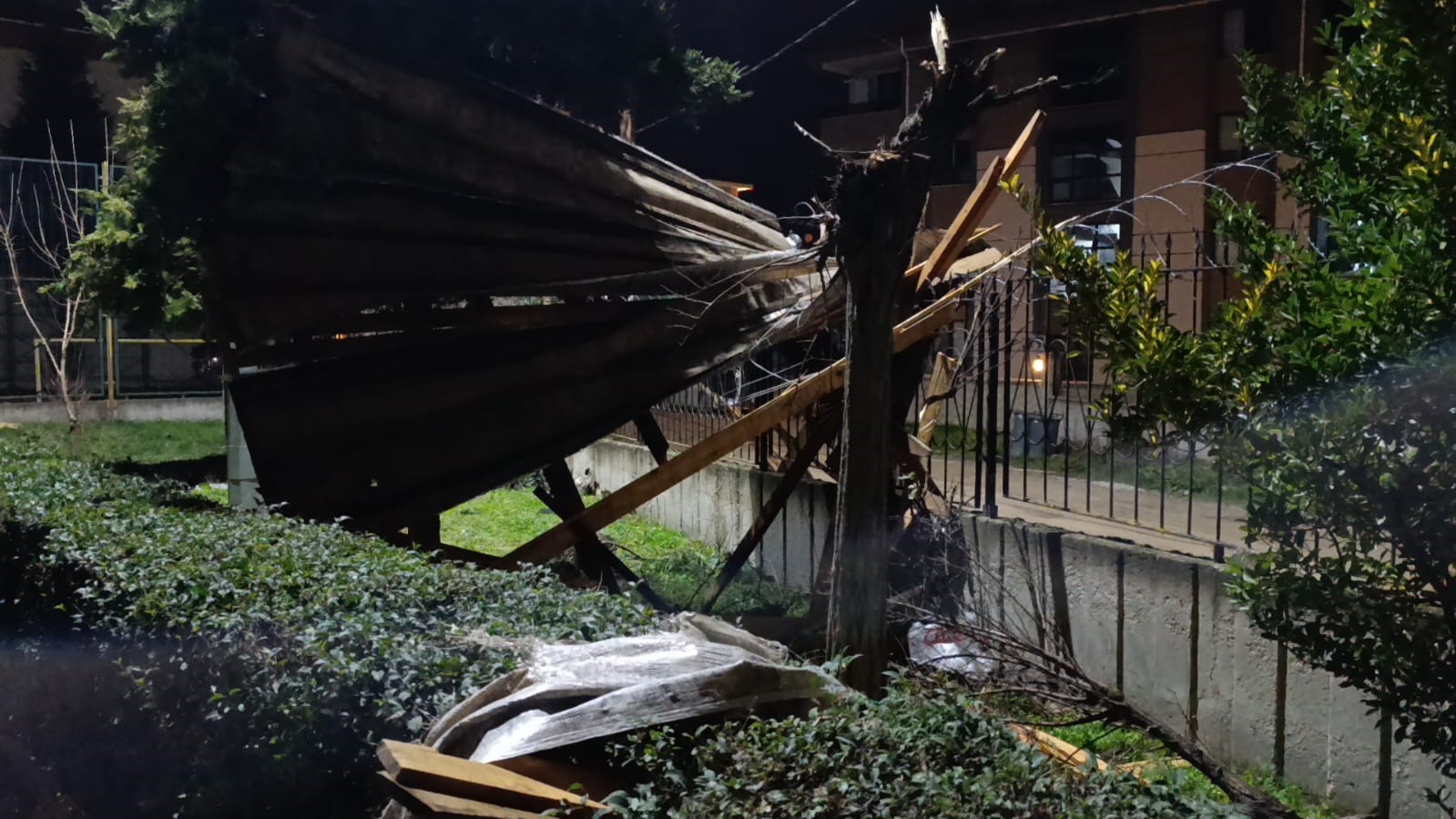 İnegöl’de şiddetli lodos çatıları uçurdu, araçlar zarar gördü
