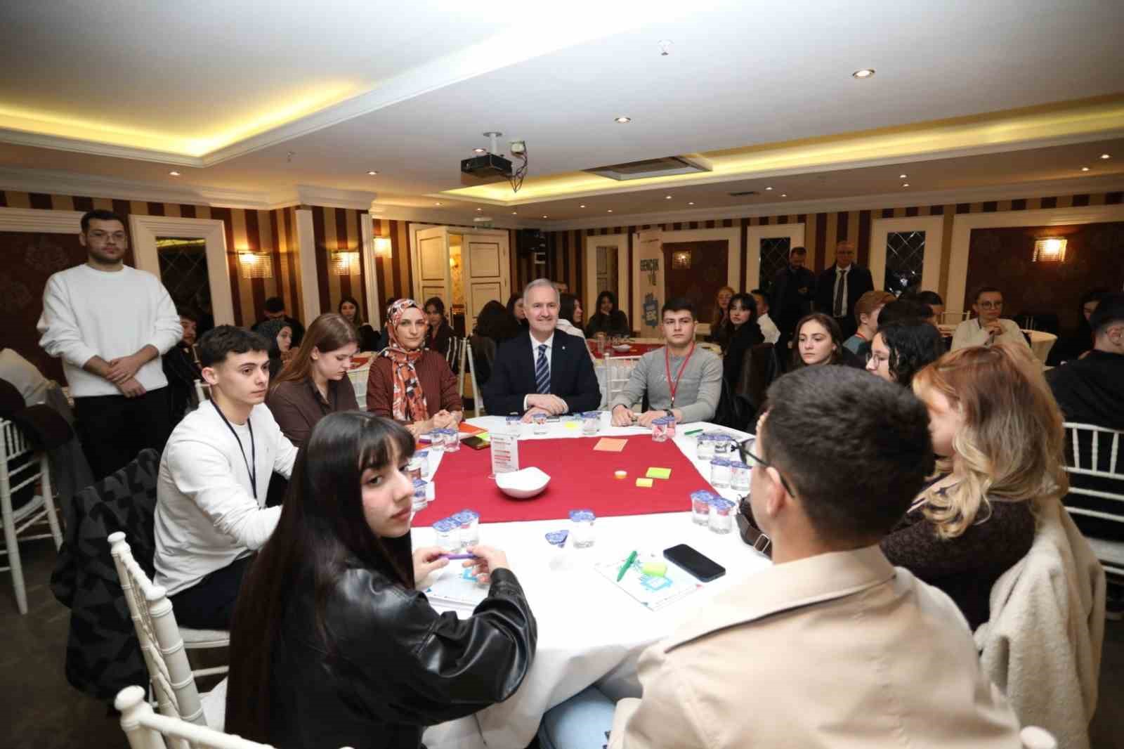 İnegöl’de söz gençlerin: 100’ü aşkın öğrenci geleceğin şehrini konuştu
